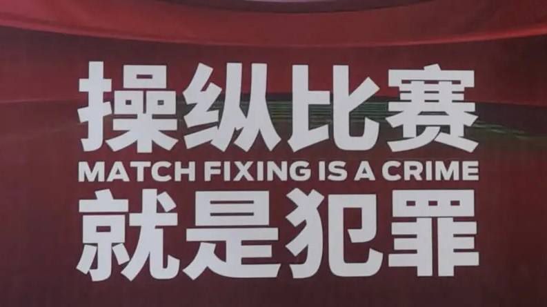 奥斯梅恩和那不勒斯的合同2025年夏天到期，他本赛季为那不勒斯出场11次，贡献了6个进球和2次助攻。